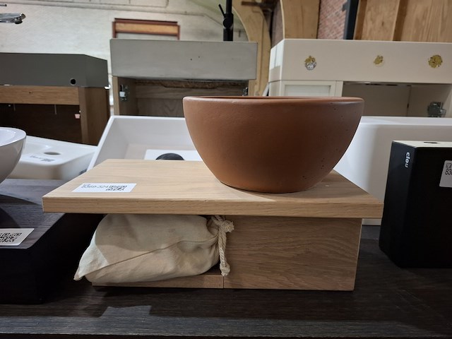 Fontein op schap rode aarde - afbeelding 1 van  6