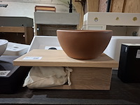 Fontein op schap rode aarde - afbeelding 1 van  6