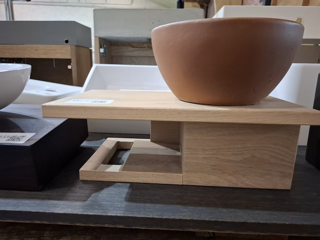 Fontein op schap rode aarde - afbeelding 2 van  6