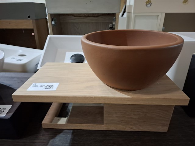 Fontein op schap rode aarde - afbeelding 3 van  6