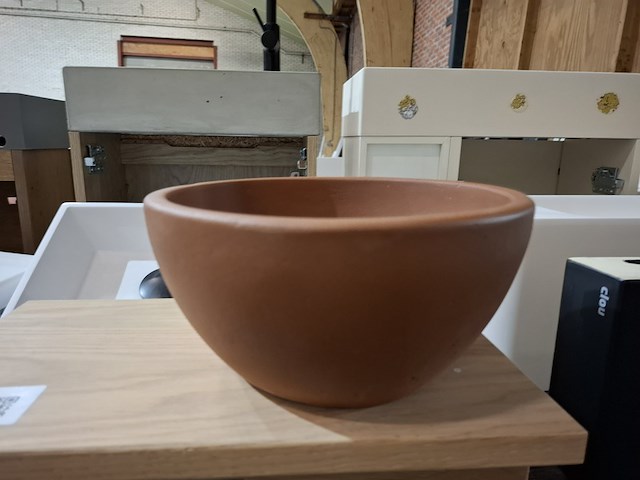 Fontein op schap rode aarde - afbeelding 4 van  6