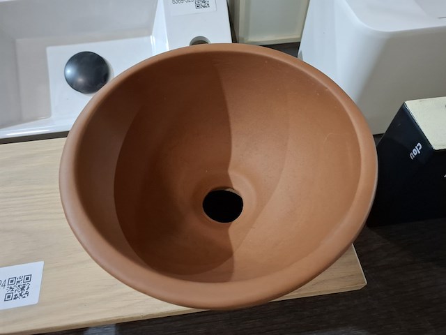 Fontein op schap rode aarde - afbeelding 5 van  6