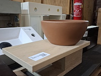 Fontein op schap rode aarde - afbeelding 6 van  6