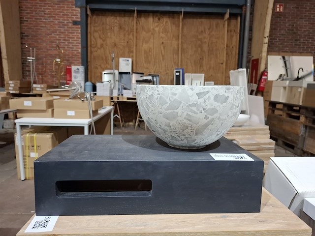 Fonteinkom op schap mat zwart - afbeelding 1 van  7