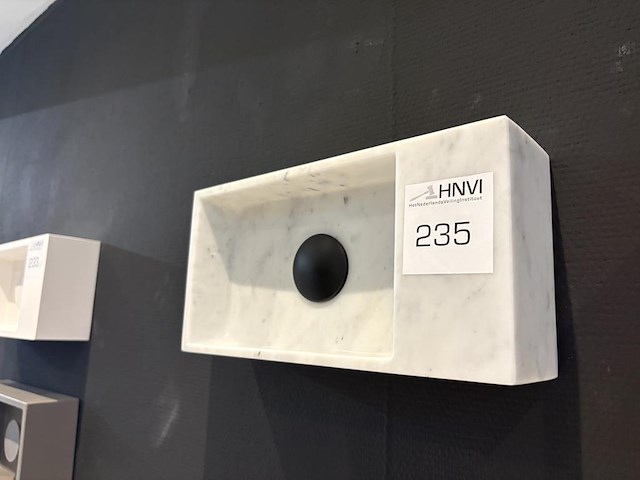Fonteintje, afm. 36 x 18 x 9 cm. - afbeelding 2 van  2