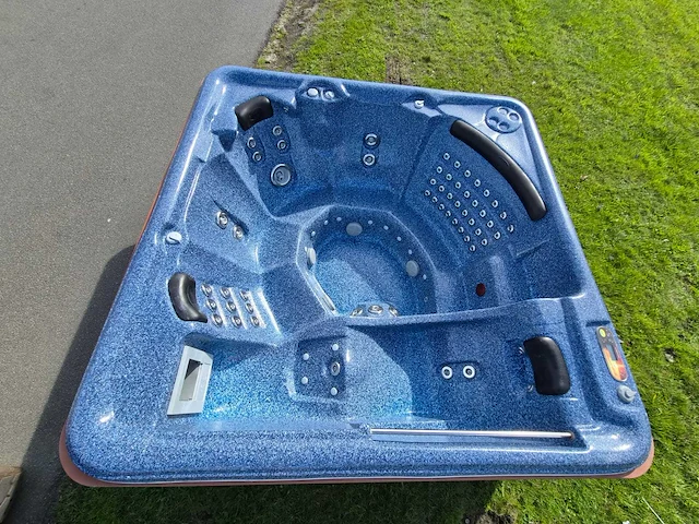 Fonteyn spas 7 persoons jacuzzi en buitenspa - afbeelding 1 van  33