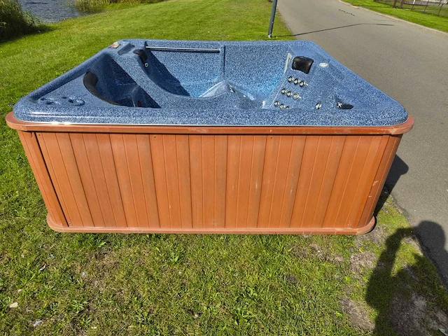 Fonteyn spas 7 persoons jacuzzi en buitenspa - afbeelding 28 van  33