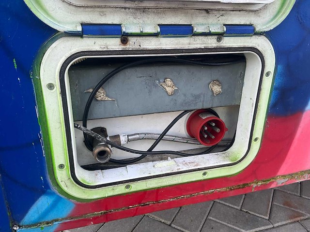 Foodtrailer met koeling, 380v en watervoorziening - afbeelding 3 van  50