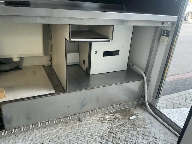 Foodtrailer met koeling, 380v en watervoorziening - afbeelding 15 van  50