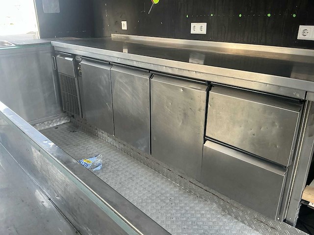 Foodtrailer met koeling, 380v en watervoorziening - afbeelding 18 van  50