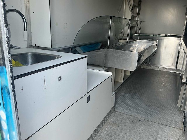 Foodtrailer met koeling, 380v en watervoorziening - afbeelding 31 van  50