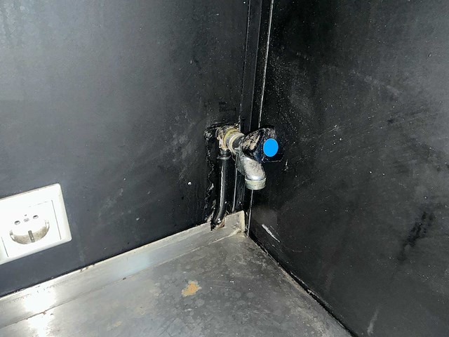 Foodtrailer met koeling, 380v en watervoorziening - afbeelding 32 van  50