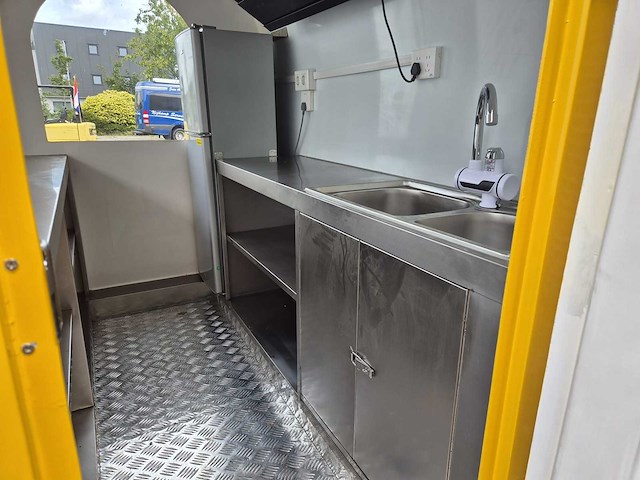 Foodtruck geel met afzuigkap - 2026 - afbeelding 2 van  5