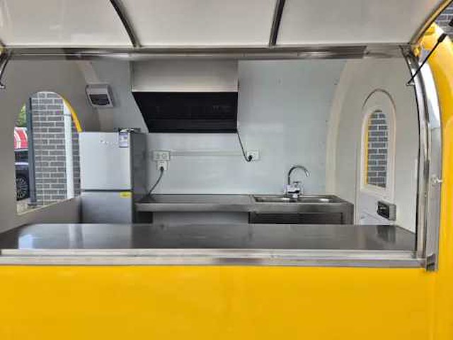 Foodtruck geel met afzuigkap - 2026 - afbeelding 5 van  5