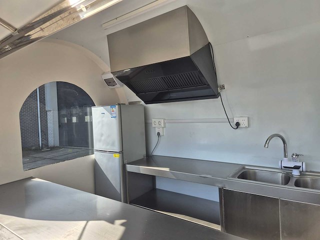 Foodtruck zwart met afzuigkap - 2026 - afbeelding 9 van  10