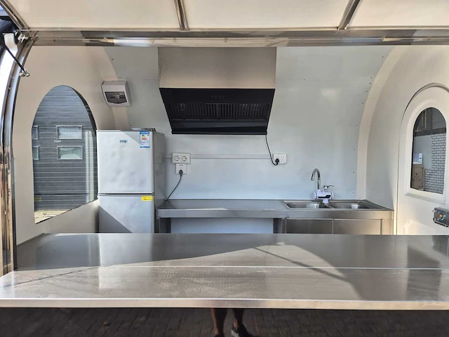 Foodtruck zwart met afzuigkap - 2026 - afbeelding 7 van  10