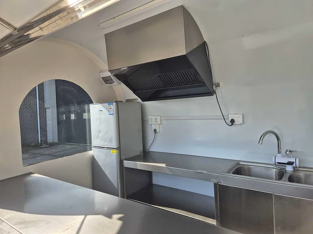 Foodtruck zwart met afzuigkap - 2026 - afbeelding 8 van  10