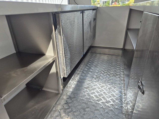 Foodtruck zwart met koelwerkbank en afzuigkap - 2025 - afbeelding 4 van  15