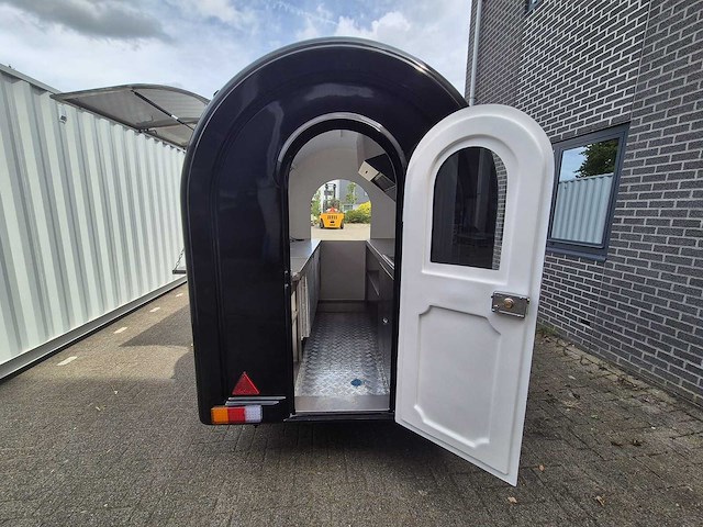 Foodtruck zwart met koelwerkbank en afzuigkap - 2025 - afbeelding 14 van  15