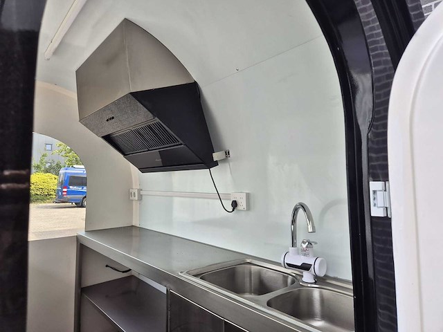 Foodtruck zwart met koelwerkbank en afzuigkap - 2025 - afbeelding 12 van  15