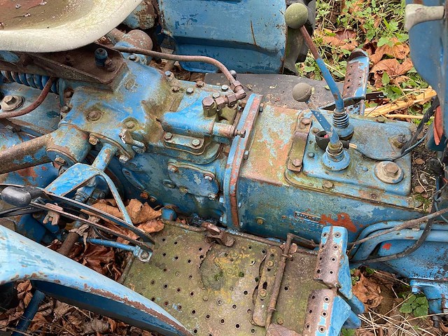 Ford - - oldtimer tractor - afbeelding 14 van  19