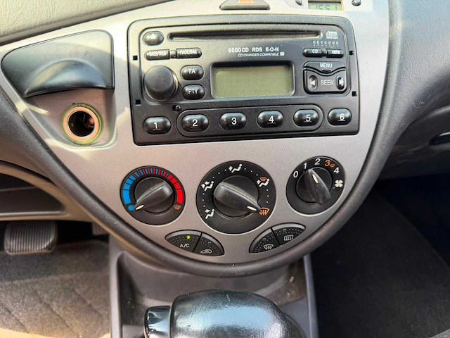 Ford - 2004 - focus wagon - 1.6-16v trend automaat - 14-nn-rt - afbeelding 2 van  11