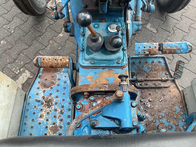 Ford - 3000 - tweewielaangedreven landbouwtractor - afbeelding 4 van  14