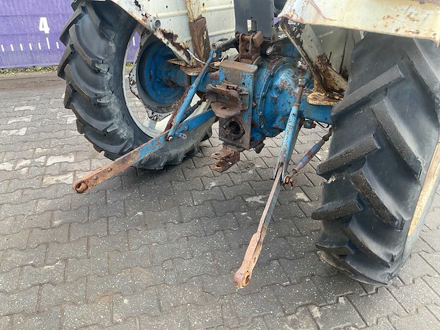 Ford - 3000 - tweewielaangedreven landbouwtractor - afbeelding 10 van  14