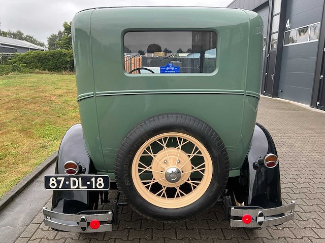 Ford - a tudor sedan oldtimer - afbeelding 57 van  58