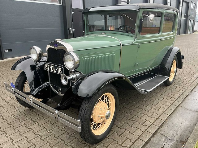 Ford - a tudor sedan oldtimer - afbeelding 1 van  52