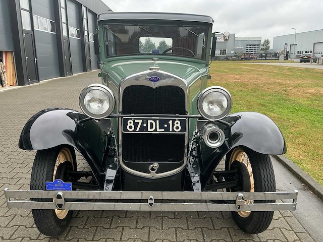 Ford - a tudor sedan oldtimer - afbeelding 12 van  52