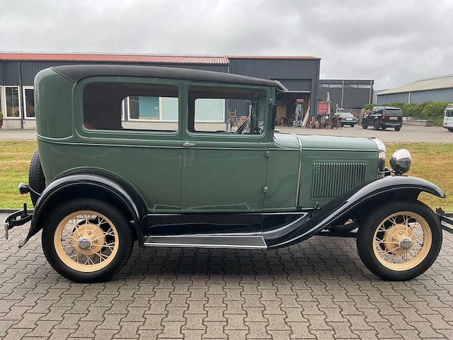 Ford - a tudor sedan oldtimer - afbeelding 32 van  52