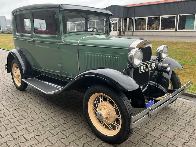 Ford - a tudor sedan oldtimer - afbeelding 23 van  58