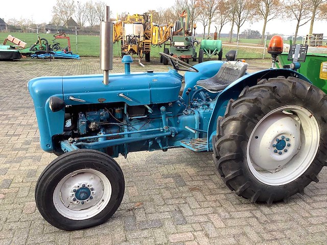 Ford - dexta - oldtimer tractor - afbeelding 1 van  8