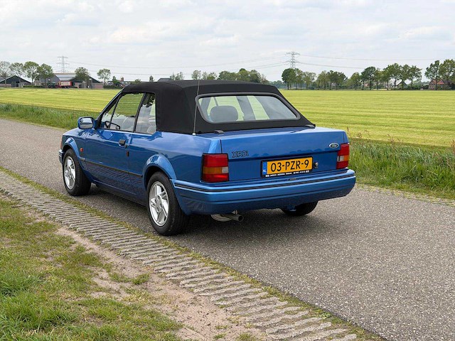 Ford - escort - cabrio - 1.6 xr3 inj. - personenauto - 1988 - afbeelding 21 van  27