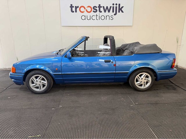 Ford - escort - cabrio - 1.6 xr3 inj. - personenauto - 1988 - afbeelding 9 van  18