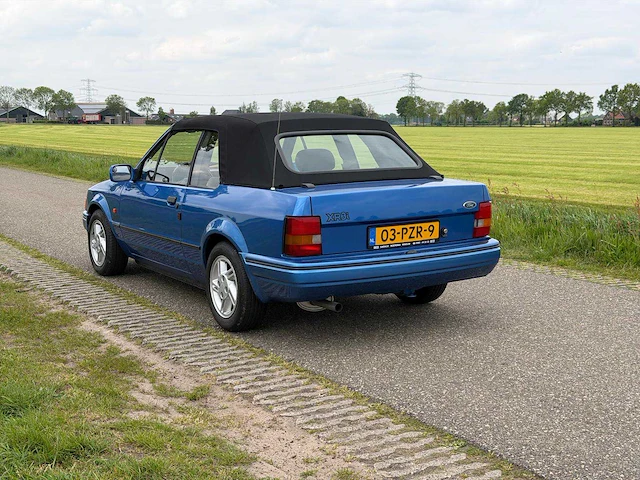 Ford - escort - cabrio - 1.6 xr3 inj. - personenauto - 1988 - afbeelding 22 van  29