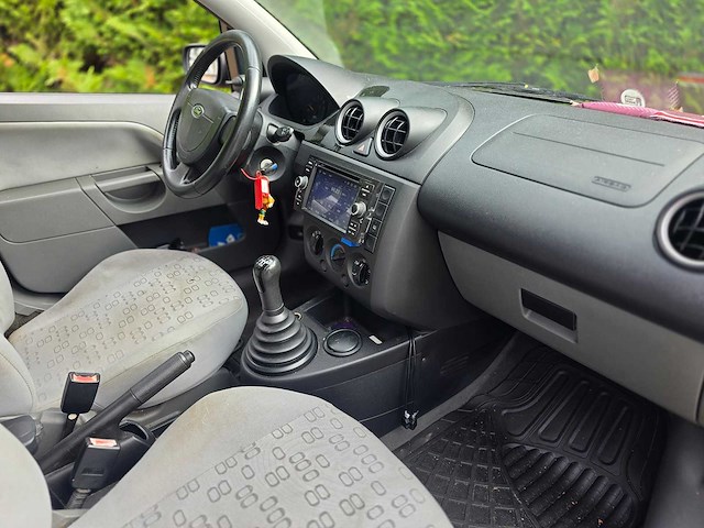 Ford - fiesta - 1.3 ambiente - nap - 2002 - personenauto - 01-jt-pr - afbeelding 3 van  11