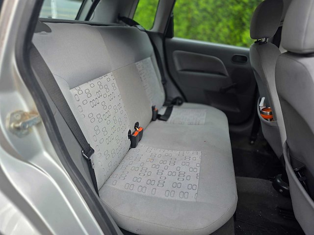 Ford - fiesta - 1.3 ambiente - nap - 2002 - personenauto - 01-jt-pr - afbeelding 4 van  11