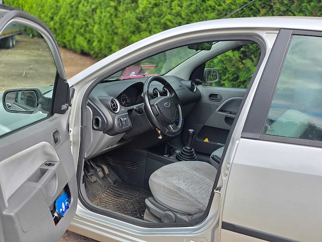 Ford - fiesta - 1.3 ambiente - nap - 2002 - personenauto - 01-jt-pr - afbeelding 9 van  11