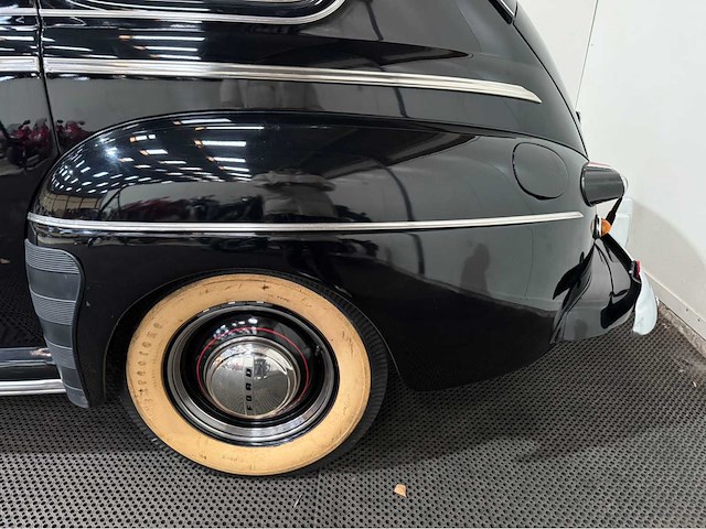 Ford - fourdoor - v8 - oldtimer - 1945 - afbeelding 24 van  31