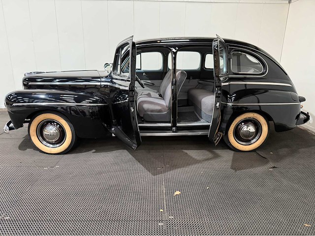 Ford - fourdoor - v8 - oldtimer - 1945 - afbeelding 28 van  31