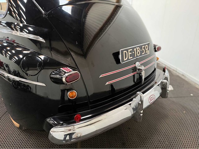 Ford - fourdoor - v8 - oldtimer - 1945 - afbeelding 2 van  31