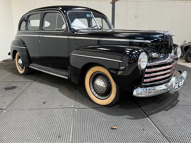 Ford - fourdoor - v8 - oldtimer - 1945 - afbeelding 16 van  16