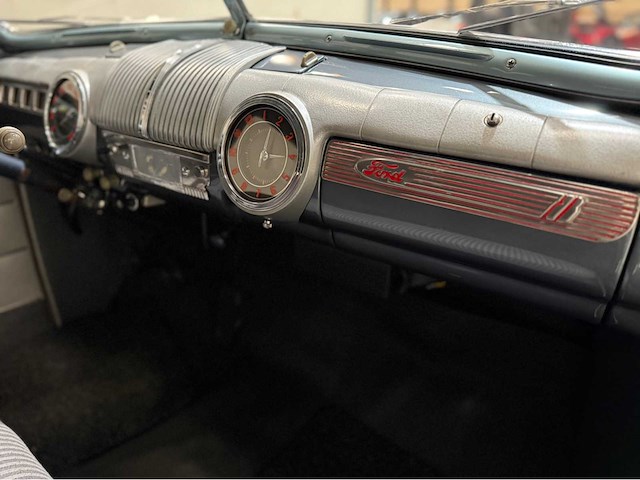 Ford - fourdoor - v8 - oldtimer - 1945 - afbeelding 16 van  31