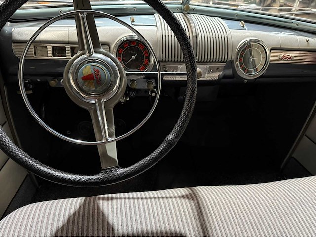 Ford - fourdoor - v8 - oldtimer - 1945 - afbeelding 19 van  31