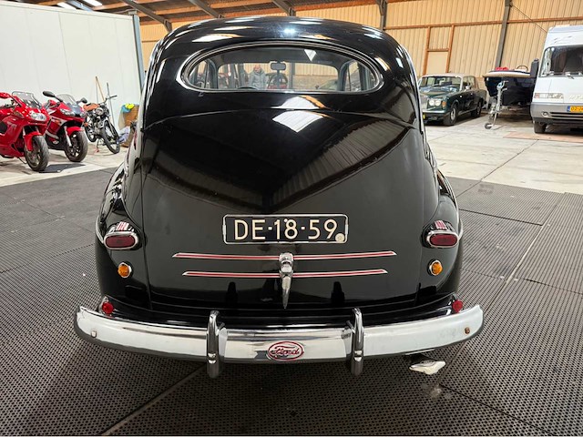 Ford - fourdoor - v8 - oldtimer - 1945 - afbeelding 12 van  31