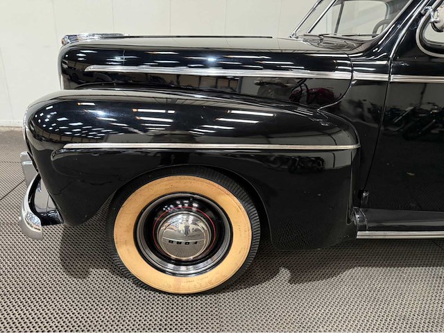 Ford - fourdoor - v8 - oldtimer - 1945 - afbeelding 28 van  31