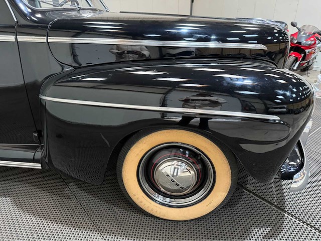 Ford - fourdoor - v8 - oldtimer - 1945 - afbeelding 31 van  31