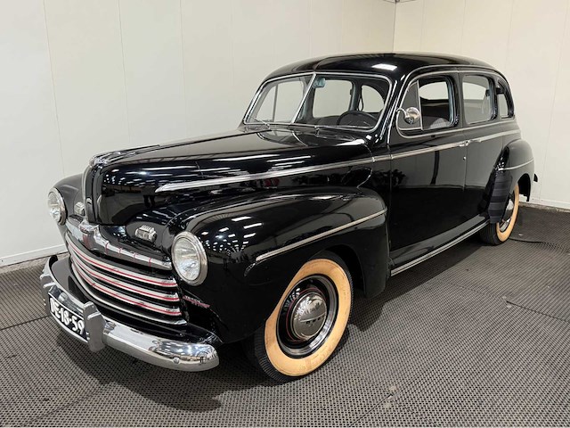 Ford - fourdoor - v8 - oldtimer - 1945 - afbeelding 1 van  7
